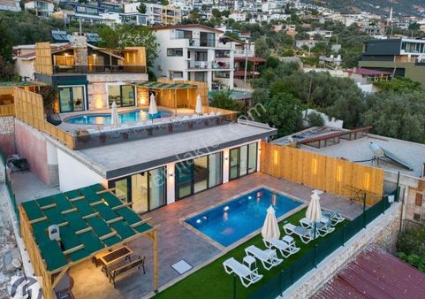 Kalkan'da Deniz Manzaralı 5+2 Jakuzili Ve 2+1 Ayrı Havuzlu Lüks Villa (yeni Tadilat)