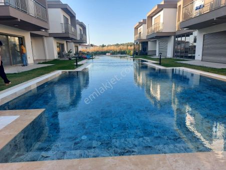 Kuşadası Soğucakta Denize Yakın Ortak Havuzlu 3+1 Sıfır Villa