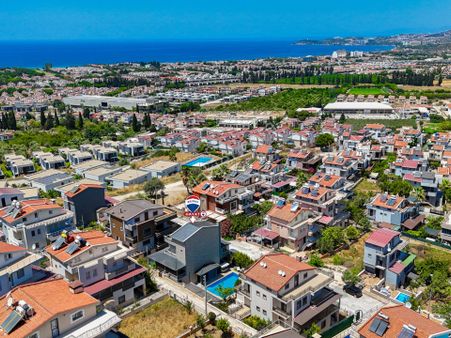 Kuşadası Karaova Mahallesinde Kiralik Deniz Manzaralı Eşyalı 7+2 Villa