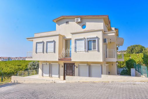 Kuşadası Caferli'de Deniz Manzaralı, Havuzlu Satılık Villa