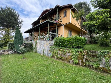 Sapanca’da Site İçinde Göl Manzaralı Satılık Dubleks Villa…