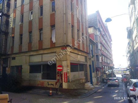 Kadıköy Merkezde Rıhtıma Yakın Köşe Başı Depolu Kiralık Dükkan