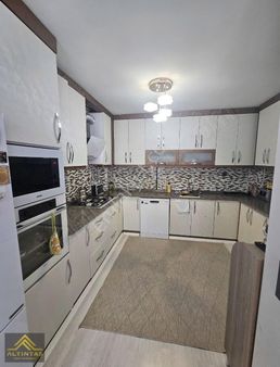 Yenısafakta Icı Yenılenmıs Satılık Daıre