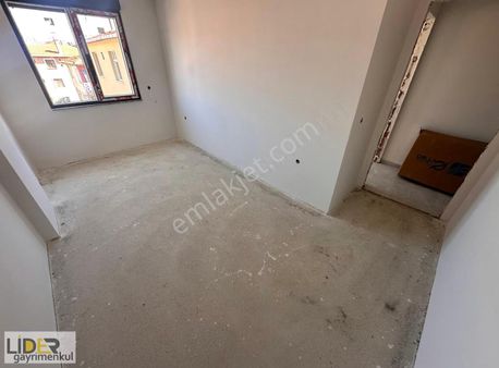 Lider'den Küçükyalı'da Yeni Bina 3.kat Ön Cephe Ayrı Mutfak 2+1