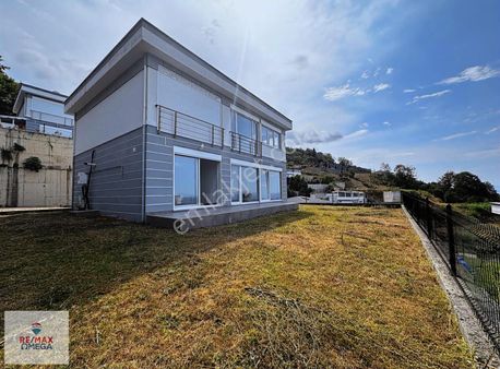 Sapanca'da Müstakil Bahçeli Panoramik Göl Manzaralı Satılık