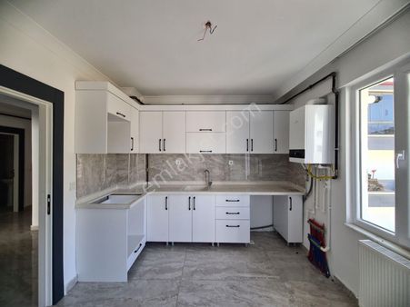 Ayvalı'da Park Manzaralı Okul Yakını 3.kat 2-banyolu 3+1