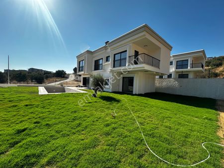 Kuşadası Ege Mah. 500 M2 Arsa İçerisinde Özel Havuzlu