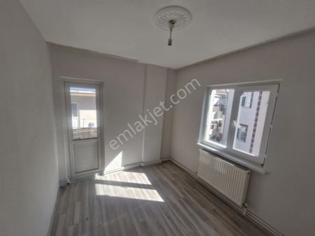 Sincan Merkezde Trene Yakın Ara Katta 3+1 Daire