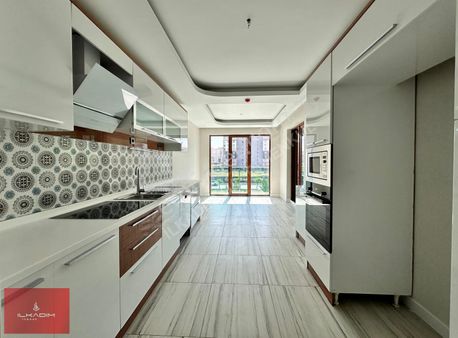 İlkadımdan Ovacıkta Cadde Üzeri Güney Batı Cephe Site İçi 4+1