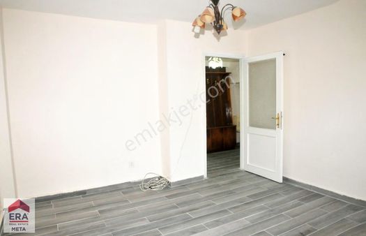 Üsküdar Zeynep Kamilde Satılık 2+1 Daire Metro Metrobüs * Boş