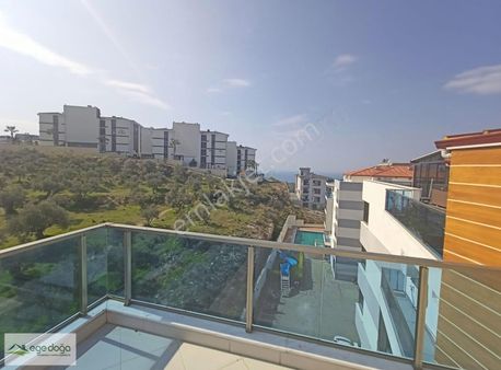 Kuşadası,merkezine Yakın Havuzlu Sitede Eşyalı Satılık 3+1 Daire