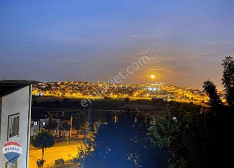 Remax Rıdvan Gedikten Camilide İçi Tamamen Yenilenmiş 2+1 Daire