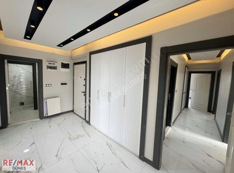 Saray Rezidans 2'de Remax Güneş'ten 4+1 Ara Kat 3 Yaşında Daire