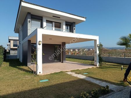 Kuşadası Davutlar Sahil Plaja 500m Köşe Konum 3+1 Satılık Villa