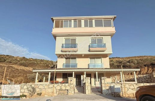 Yenifoça M.k.atatürk Mahallesinde Bahçeli 3+1 Satılık Villa