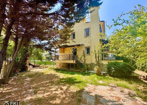 Kuşadası Bayraklıdede Mah. De Köşe Konum Geniş Bahçeli Satılık Villa