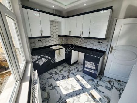 Furkan Emlak'tan Rasathane Mevkisinde 2+1 2.kat 105m2 İçi Yapılı