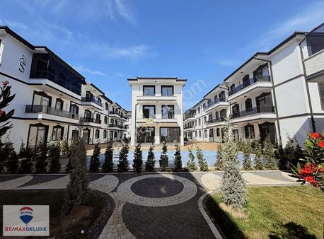 Karasu Azur Konakları Sitesin'de Sıfır Bahçe Katı 2+1 Satılık D.