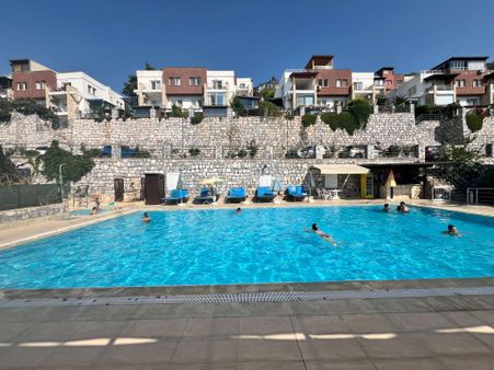 Muğla/milas/güllük'te Site İçerisinde 2+1 Deniz Manzaralı Bahçeli Kiralık Eşyasız Daire !!