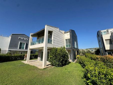 Kuşadası Satılık Tek Müstakil 4 Oda 1 Salon Geniş Bahçeli Villa