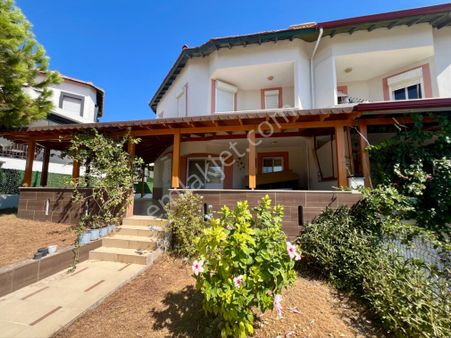Çeşme Cumhuriyet Mahallesi Satılık Villa 3+1 Geniş Bahçeli