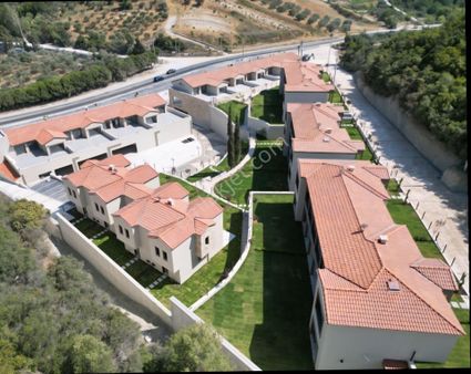 Kuşadasında Yatay Mimari Tek Katlı Otoparklı Projeden Daireler