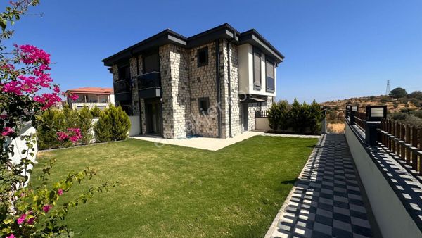 Karaburun Saip Mahallesi'nde Doğa Ve Deniz Manzaralı Villa