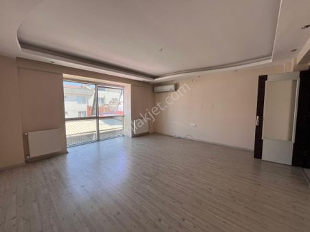 Karşıyaka Şemikler Mahallesi – Geniş 2+1 Daire (kapalı Mutfak) Kare Salon Planı İzban 500 Metre