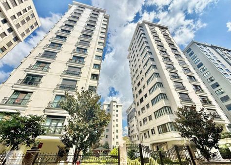 Erenköy'de 140m2 3+1 Balkonlu Ebeveynli Site Özellikli