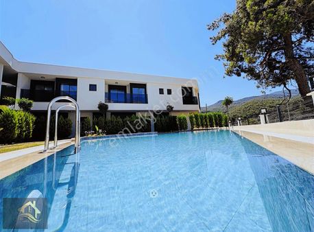 Kuşadası Davutlar'da Ortak Havuzlu Satılık 4+1 Sıfır Yazlık