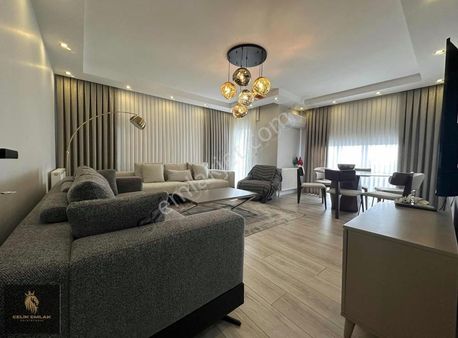 Şerifali'de Cadde Üstü 115m2 Kapalı Otoparklı 3+1 Satılık Arakat