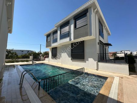 Didim Hisarda Satılık Havuzlu Sitede 3+1 Villalar