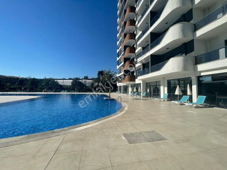 Yüksek Katta Denize Ve Havuza Bakan Geniş Stüdyo