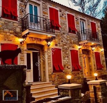 Evim Emlaktan Yenifoça Merkezde Muhteşem Villa