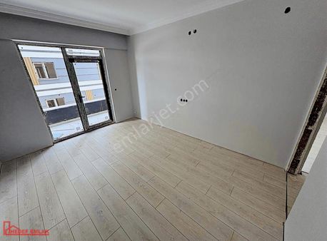 Hedef Emlaktan Klavuz Ay Yıldızlı Göbek Civarı Satılık 4+1 Sıfır