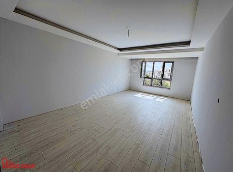 Hedef Emlaktan Klavuz Ay Yıldızlı Göbek Civarı Satılık 3+1 Sıfır