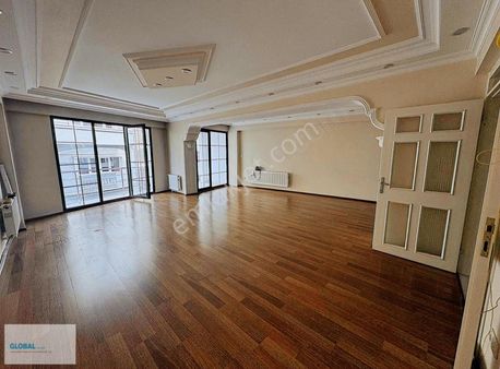 İcadiye Soysop Sokakta Merkezi Konumda Temiz 4+1