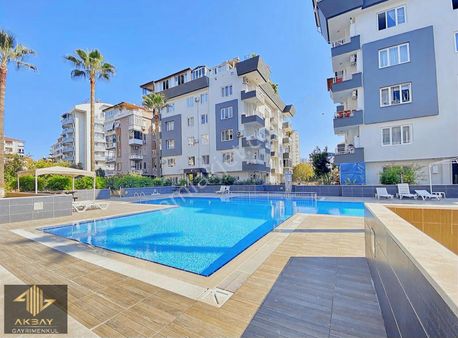 Site İçinde Merkezi Konumda Geniş Havuzlu 1+1 Daire