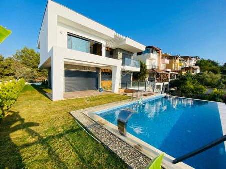 Kuşadası Soğucakta Tam Müstakil 4+2 Deniz Manzaralı Satılık Villa