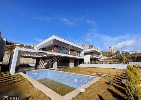 Aydın Kuşadası Değrimendere Avm Bölgesinde Geniş Bahçeli Satılık Villa