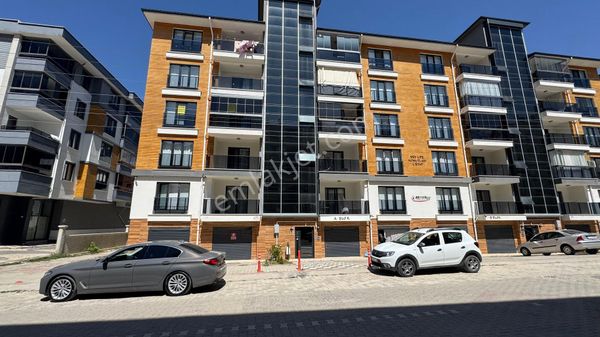Zirve Emlak Satıyorr Yarenlerde Cadde Üzeri 3+1 190 M2 3.kat Garajlı Daire