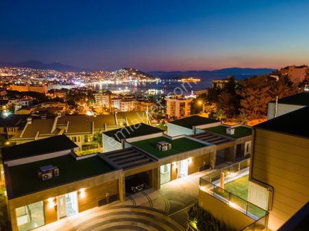 Kuşadası Marinada Deniz Manzaralı Özel Havuzlu Sıfır Müstakil Villa