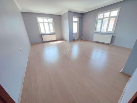 Cemil Meriç Caddesi Uzeri 2+1 110 Metre Kombili Temiz Daire