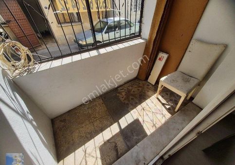 Çiğli Çarşıya Yaın Köyiçinde Esnaf Kredi Karşısında Satılık 2+1 Balkonlu Daire