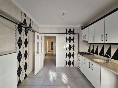 Yükseltepe'de 2 Cadde Arasında Asansörlü 2.katta Full Yapılı 3+1