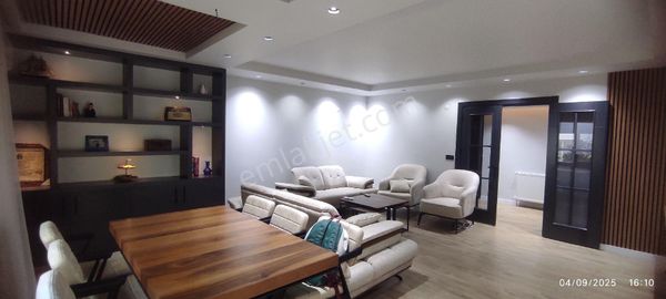 Kuşadası Ege Mahallesi'nde Havuzlu Site İçinde 3+1 Daire