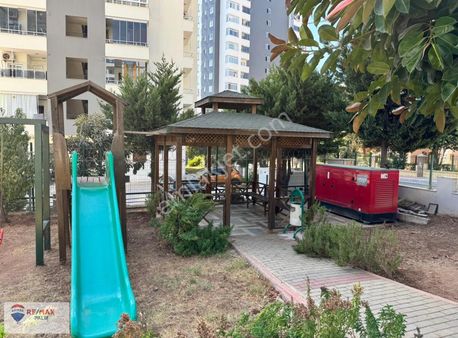 Remax Palm'den Üniversite Caddesi'ne Cepheli 5+1 Satılık Ofis