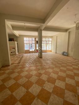 Kuşadası İkiçeşmelik İşlek Caddede Kiralık Dükkan
