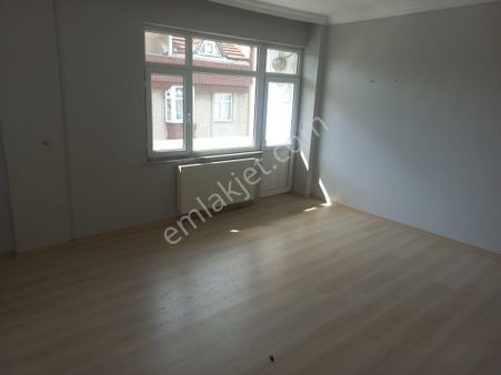 Yunus Emre Mahallesi 3.kat 140 Mt2 3 Oda 1salon Aile Apartmanı