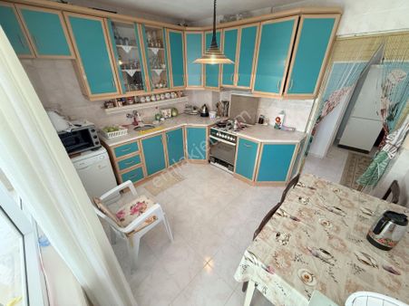 🟣🟣 Güç Gayrimenkul'den Akçay'da Ayrı Mutfaklı Full Eşyalı Krediye Uygun Satılık 2+1 Daire